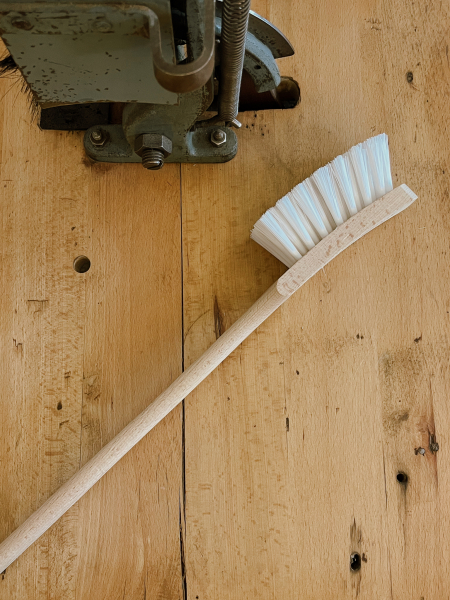 Klosettbürste KLASSIK, Holz flach, geölt / Nylon weiss
